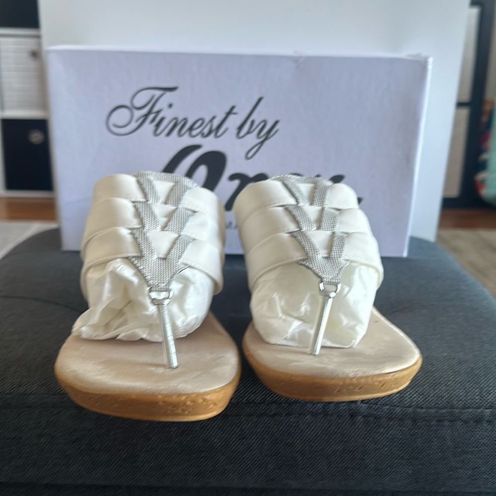 ONEX WHITE & SILVER SHOES SIZE 10 HEEL 2 1/4"